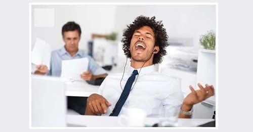 কাজের সময় গান শোনা ভাল না খারাপ?